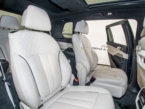 Used 2022 BMW X7 xDrive40i w/ M Sport Package AWD/4WD image 19