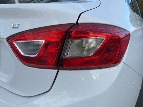Used 2018 Chevrolet Cruze LT image 16