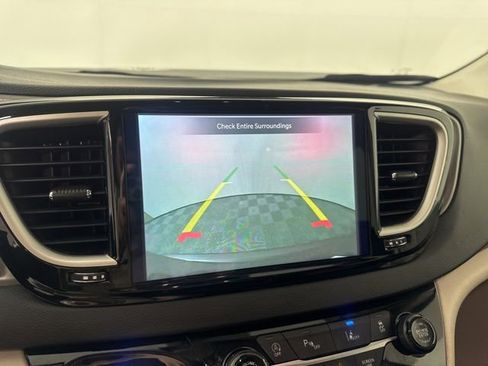 Used 2023 Chrysler Pacifica Touring-L image 44