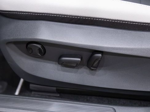 New 2026 Volkswagen Taos SE FWD image 9