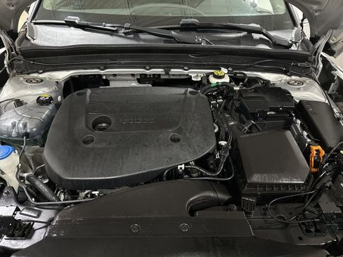 Used 2024 Volvo XC40 B5 Plus image 25