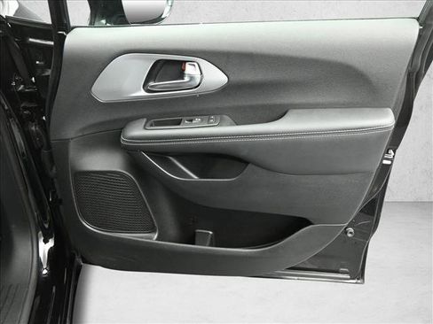 Used 2025 Chrysler Pacifica Limited image 28