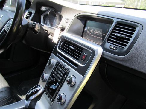 Used 2018 Volvo V60 T5 Dynamic w/ Vision Package image 36