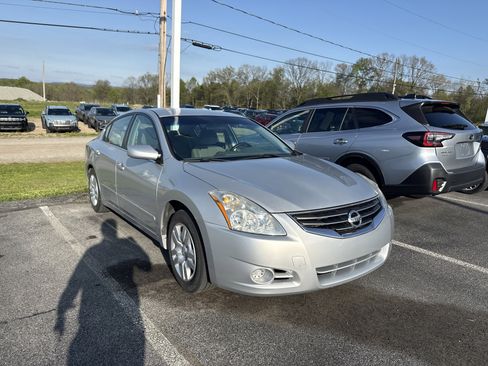 Used 2010 Nissan Altima 2.5 S FWD image 1