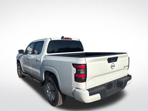 Used 2023 Nissan Frontier SV image 5