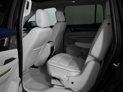 Used 2025 Buick Enclave Avenir w/ Super Cruise Package FWD image 33
