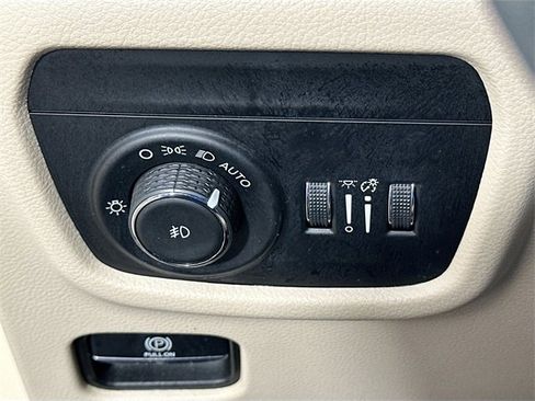 Used 2023 Jeep Grand Cherokee L Limited w/ Black Appearance Package image 27