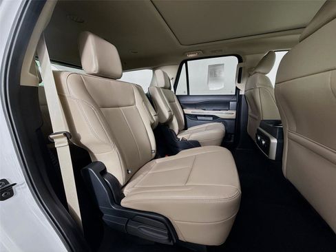 Used 2023 Ford Expedition XLT image 30