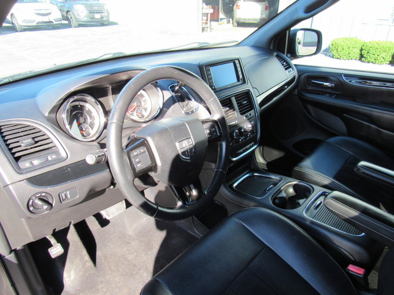 Used 2015 Dodge Grand Caravan SXT FWD image 16