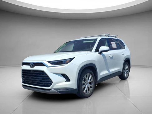 Used 2024 Toyota Grand Highlander FWD image 1