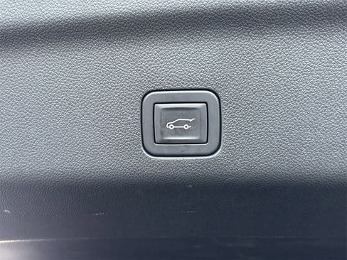 Used 2024 Chevrolet Tahoe Z71 w/ Luxury Package image 24