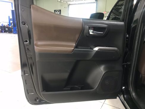 Used 2022 Toyota Tacoma Limited RWD image 9