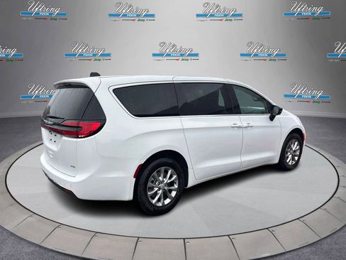 New 2026 Chrysler Pacifica Select image 3