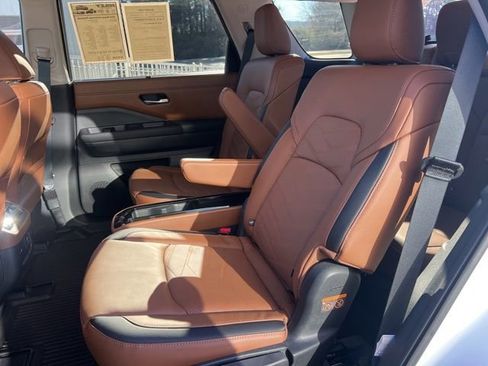 Used 2025 Nissan Pathfinder Platinum image 32
