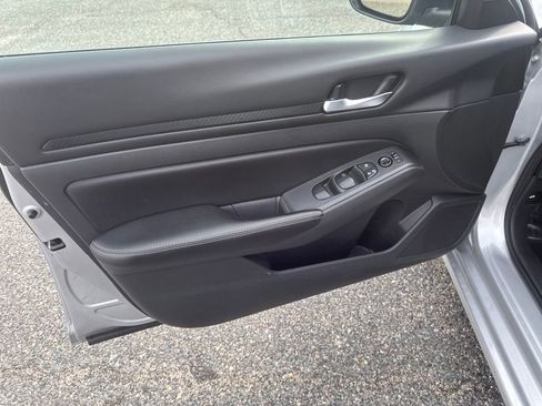 Used 2024 Nissan Altima 2.5 SV image 10