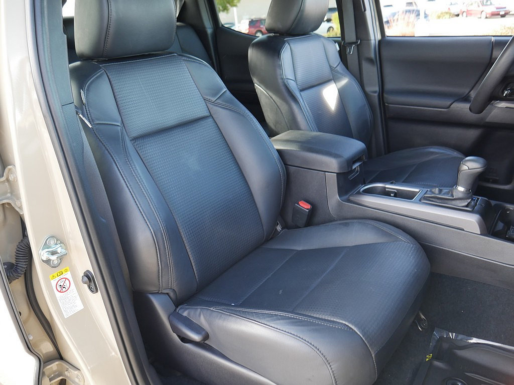 Used 2020 Toyota Tacoma TRD Off-Road w/ TRD Premium Off Road Package AWD/4WD image 60
