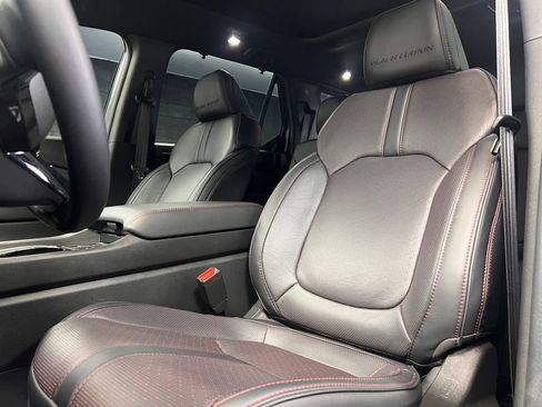 Used 2025 Honda Pilot Black Edition image 3