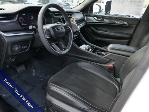 Used 2023 Jeep Grand Cherokee Altitude AWD/4WD image 13