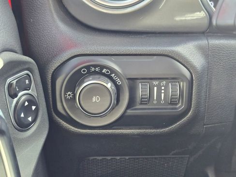 Used 2020 Jeep Wrangler Unlimited Sahara image 33