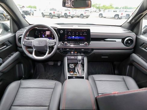 Used 2023 Chevrolet Colorado Z71 w/ Z71 Convenience Package 2 AWD/4WD image 12