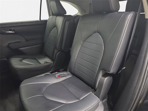 Used 2023 Toyota Highlander XLE image 13