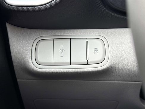 Used 2025 Hyundai Venue SEL FWD image 14