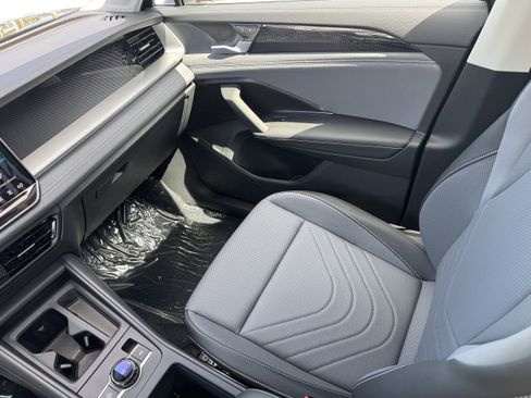 New 2025 Volkswagen Tiguan SE image 15