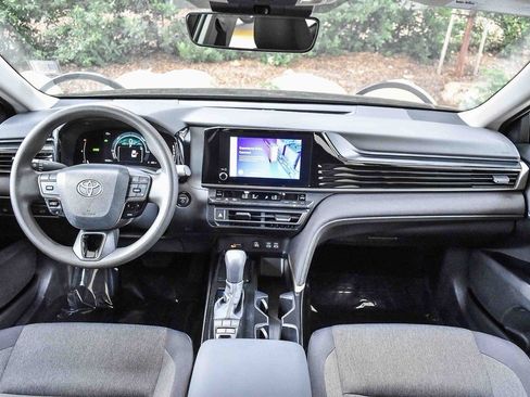 Used 2025 Toyota Camry Hybrid image 12