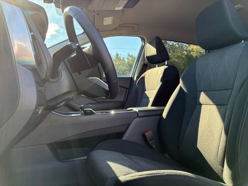 Used 2025 Nissan Rogue SV image 29