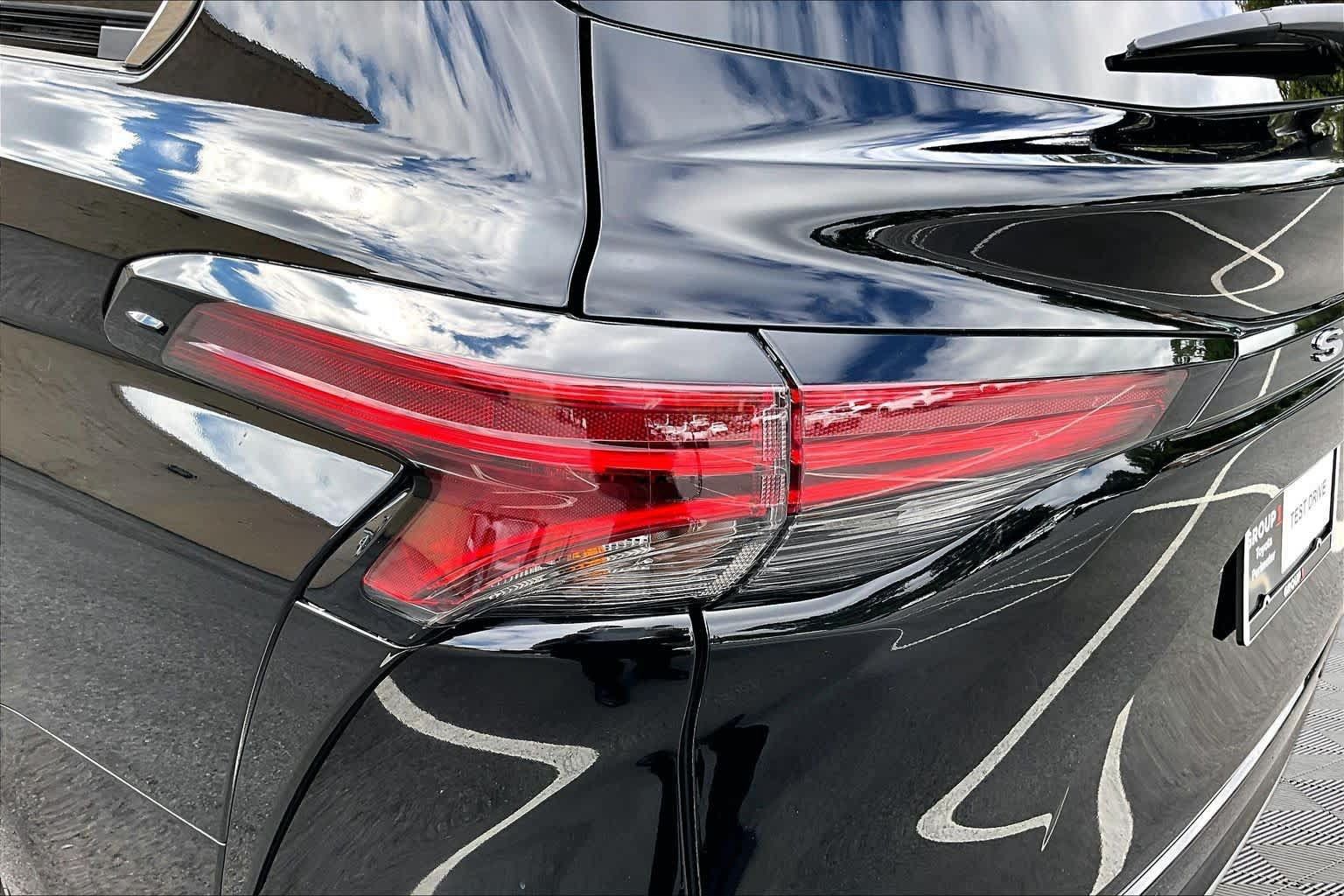 Used 2025 Toyota Sienna Limited FWD image 29