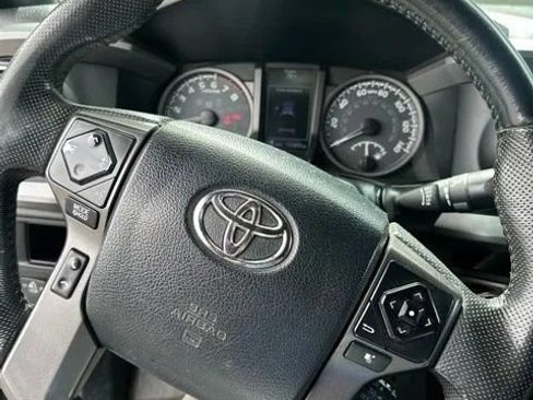 Used 2016 Toyota Tacoma TRD Sport RWD image 3