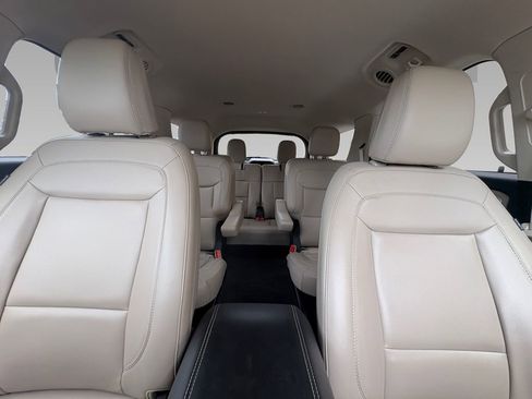 Used 2022 Ford Explorer XLT w/ Equipment Group 202A image 2