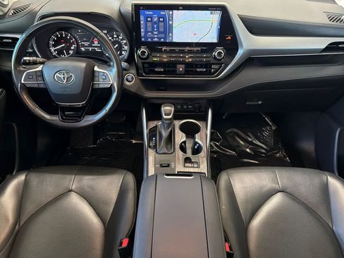 Used 2021 Toyota Highlander Platinum FWD image 3