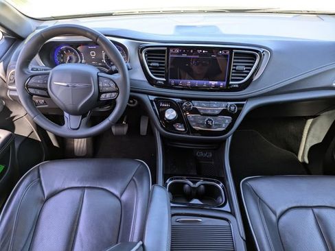 Used 2025 Chrysler Pacifica Limited FWD image 16