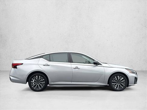 Used 2024 Nissan Altima 2.5 SV image 4