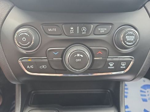 Used 2019 Jeep Cherokee Latitude w/ Popular Appearance Group FWD image 25