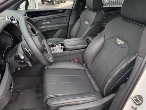 Used 2024 Bentley Bentayga image 11