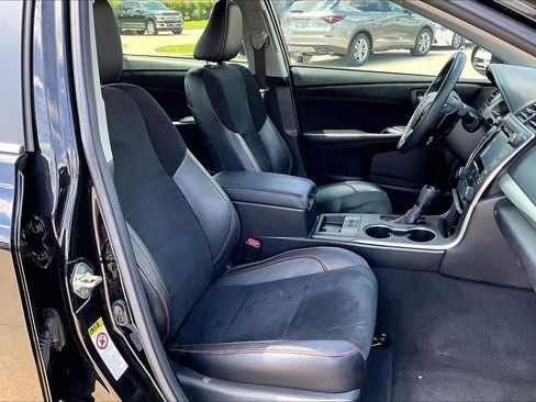 Used 2017 Toyota Camry XSE w/ Moonroof Package FWD image 9