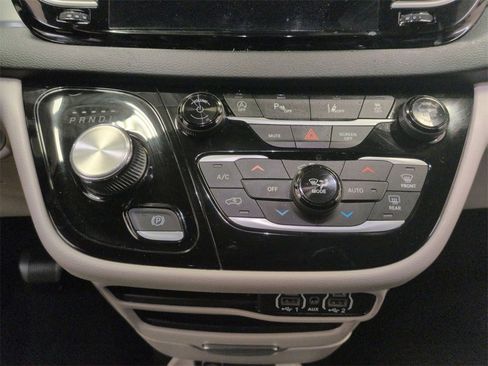 Used 2023 Chrysler Pacifica Touring-L image 22