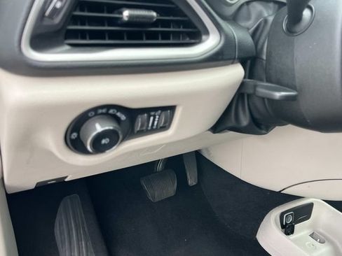 Used 2023 Chrysler Pacifica Touring-L FWD image 32