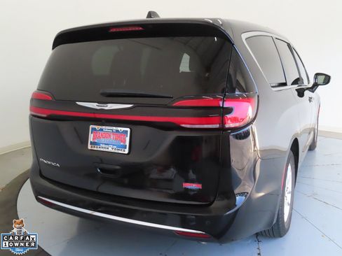 Used 2025 Chrysler Pacifica Select FWD image 3