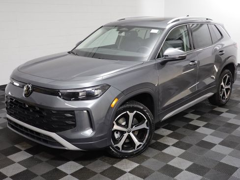 New 2026 Volkswagen Tiguan SE image 2