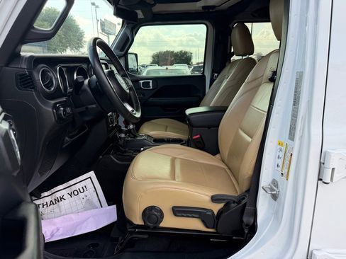 Used 2019 Jeep Wrangler Unlimited Sahara image 21