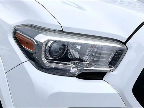 Used 2018 Toyota Tacoma TRD Sport w/ Technology Package AWD/4WD image 28