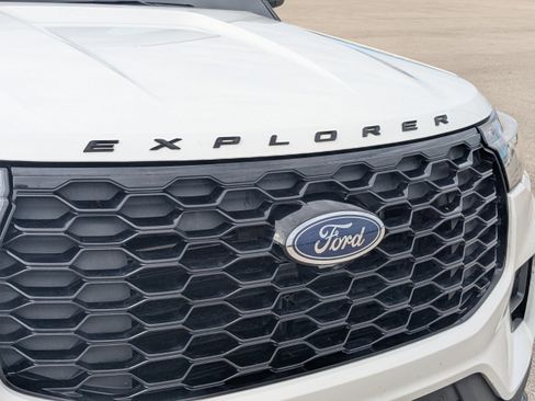 Used 2025 Ford Explorer ST-Line w/ ST-Line Street Pack image 11