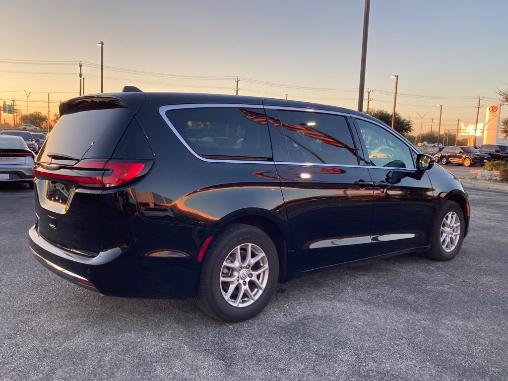 Used 2026 Chrysler Pacifica Select FWD image 5