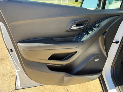 Used 2019 Chevrolet Trax LT w/ Sun & Sound Package image 12