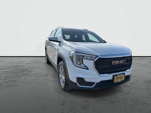 Used 2024 GMC Terrain SLE w/ Driver Convenience Package image 2