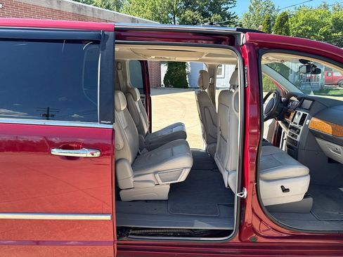 Used 2010 Chrysler Town & Country Limited w/ Entertainment Group #3 FWD image 10