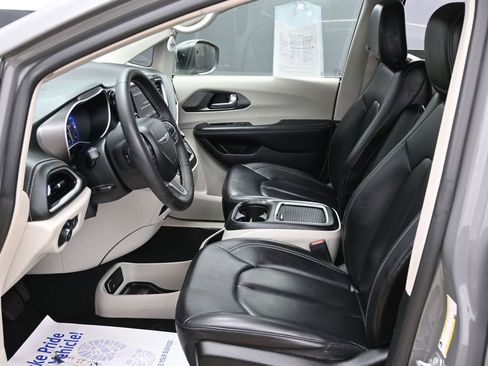 Used 2023 Chrysler Pacifica Touring-L FWD image 17